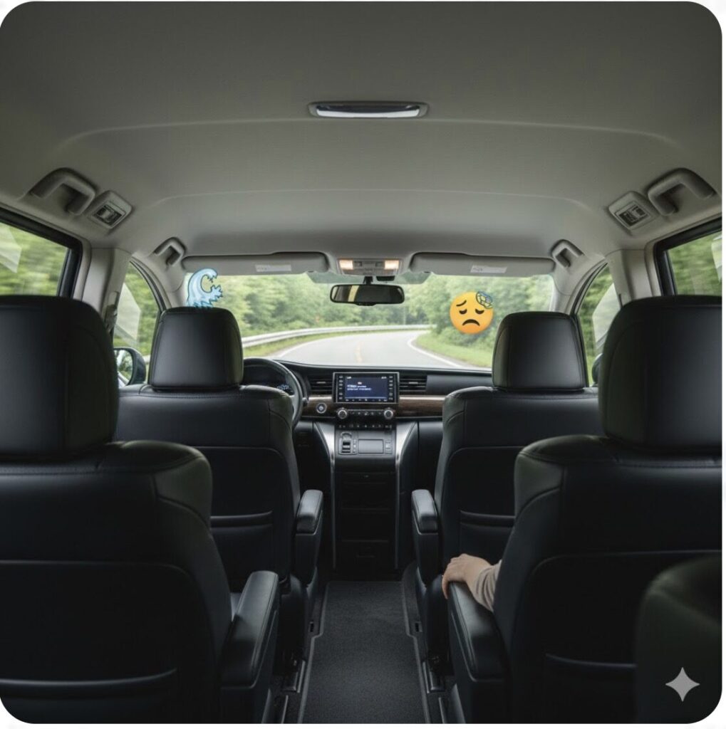 アルファードの広い後席（3列目）からの車内視点。前方の景色が遠く、広大な空間が視覚情報と揺れ（三半規管）のズレを生み出し、車酔いを誘発する様子。