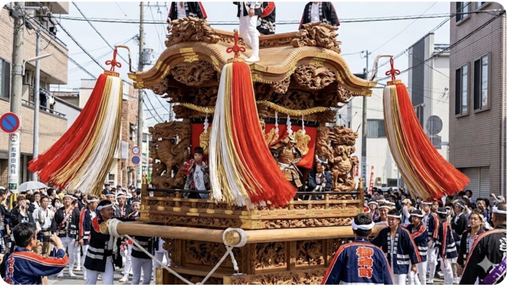 岸和田だんじり祭りの豪華な山車と、そのルーツとされる伝統的なふさ飾りの外観