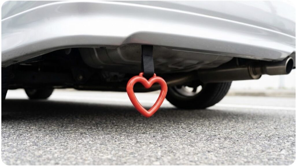 道路交通法を遵守し、地面に接触しない適切な高さでリアバンパーに装着されたハート型のつり革。